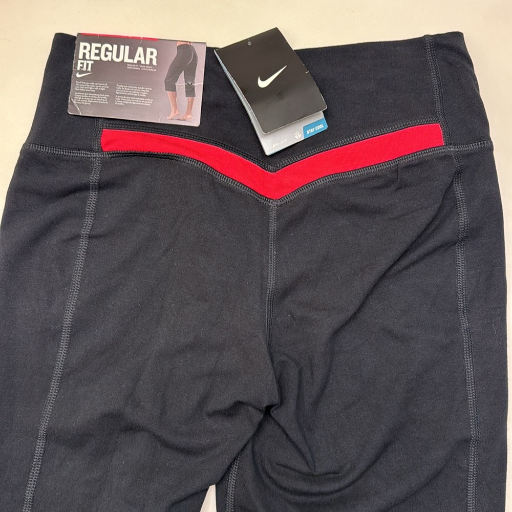 Nike Women’s Capri Yoga Pants - Picture 4 of 7